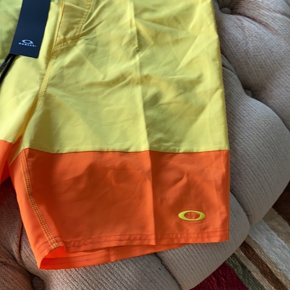 Oakley men’s board shorts - Picture 2 of 6